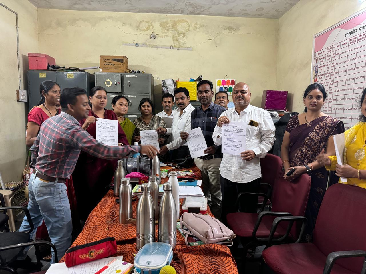 27 की छुट्टी के लिए फार्म जमा करने लगे कर्मचारी 27 की छुट्टी के लिए फार्म जमा करने लगे कर्मचारी