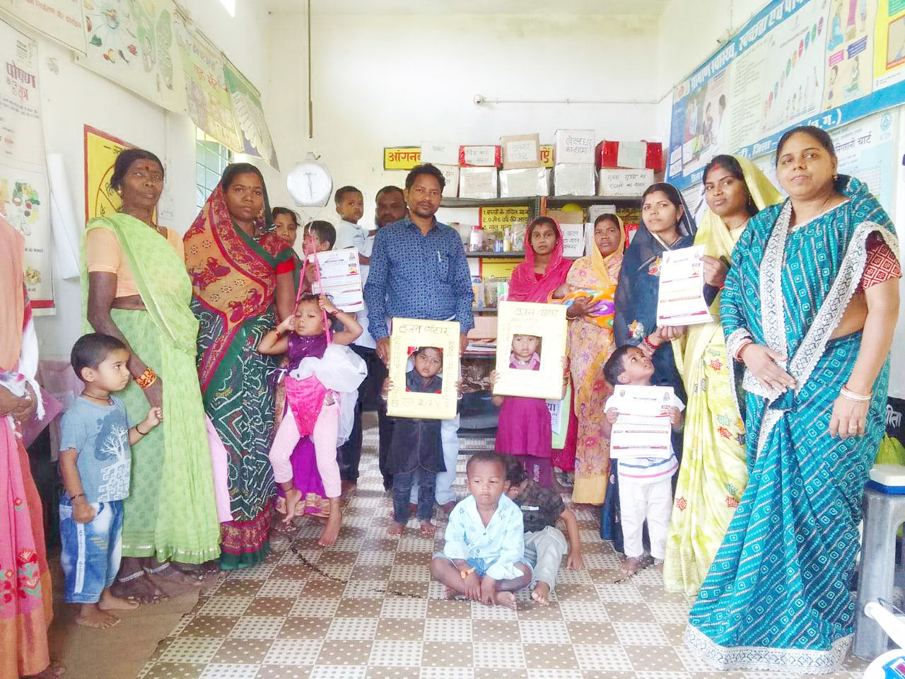 आंगनबाड़ी केंद्र में वजन त्यौहार मना आंगनबाड़ी केंद्र में वजन त्यौहार मना