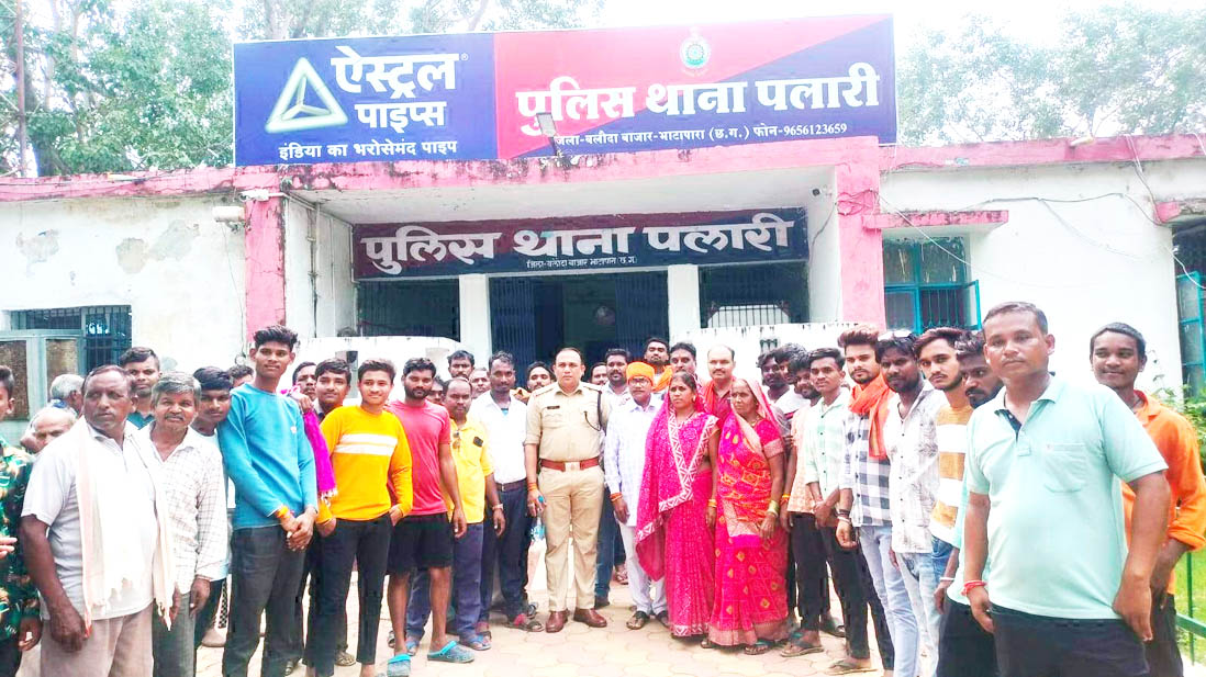 प्रार्थनासभा लगाने वाले के विरुद्ध दर्ज आपत्ति के बाद पहुंची पुलिस प्रार्थनासभा लगाने वाले के विरुद्ध दर्ज आपत्ति के बाद पहुंची पुलिस