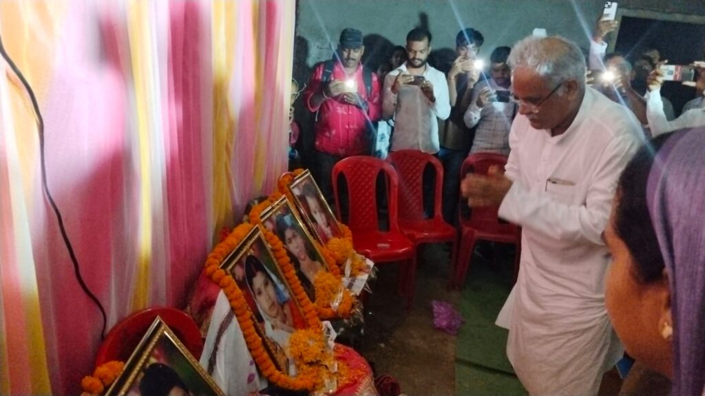 पूर्व सीएम भूपेश पहुंचे छरछेद, दी श्रद्धांजलि पूर्व सीएम भूपेश पहुंचे छरछेद, दी श्रद्धांजलि