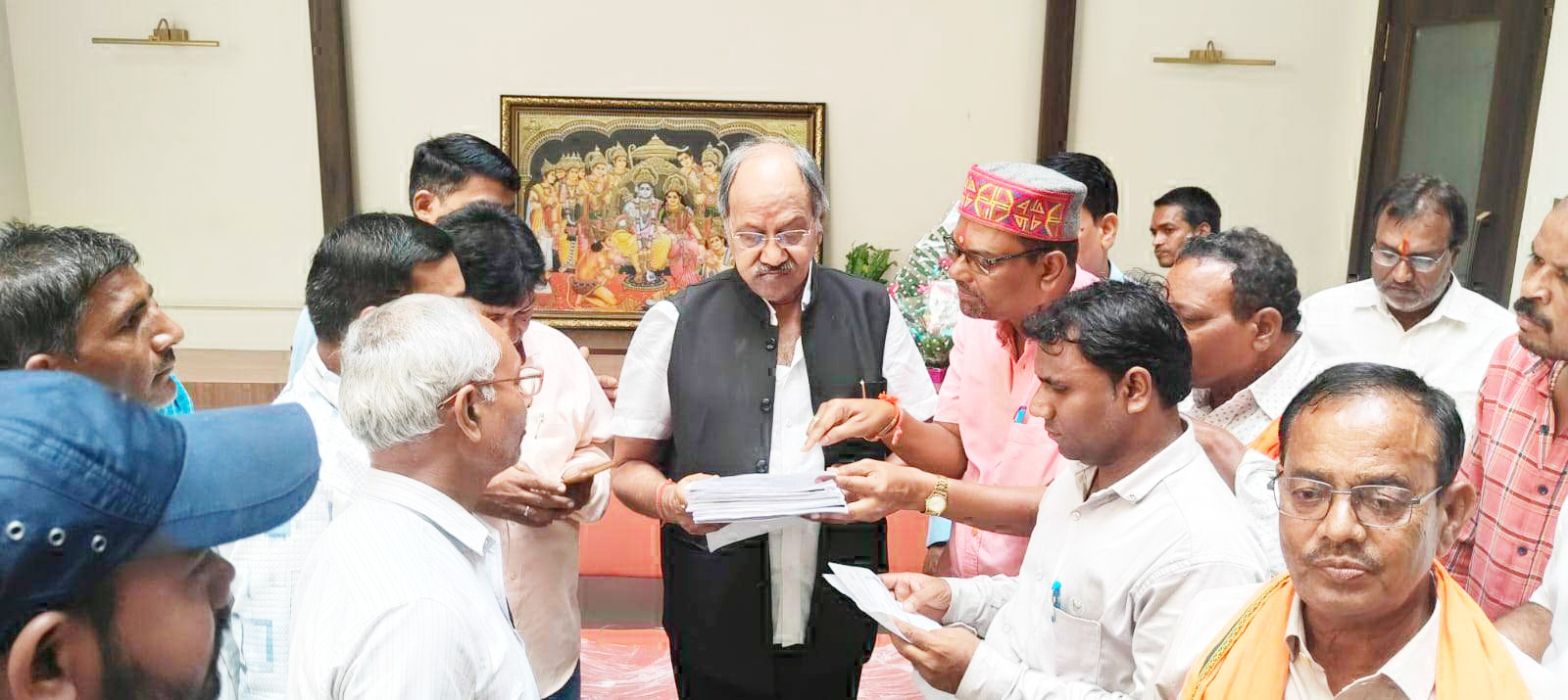 रजिस्ट्री के लिए भटक रहे किसान बृजमोहन व कलेक्टर से की मुलाकात रजिस्ट्री के लिए भटक रहे किसान बृजमोहन व कलेक्टर से की मुलाकात