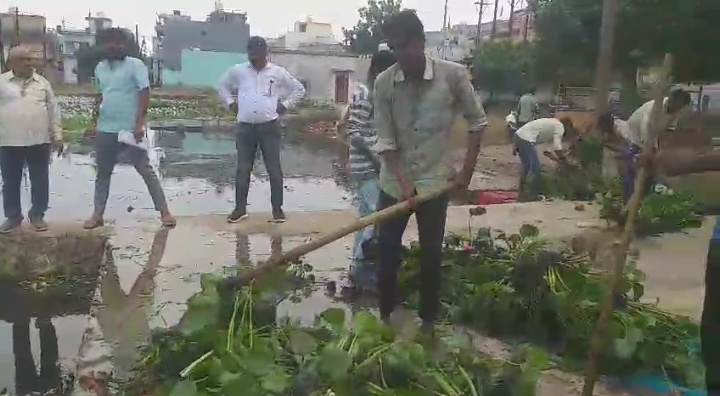 गैंग लगाकर शुरू किया सफाई अभियान