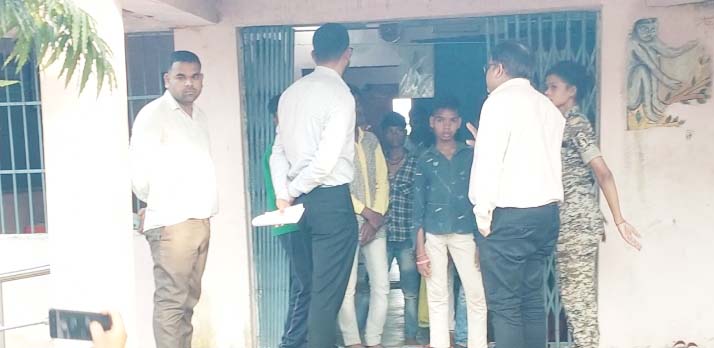 बहुदिव्यांग आवासीय विद्यालय के बच्चे पहुंचे जनदर्शन, बिना सब्जी के भोजन की शिकायत बहुदिव्यांग आवासीय विद्यालय के बच्चे पहुंचे जनदर्शन, बिना सब्जी के भोजन की शिकायत