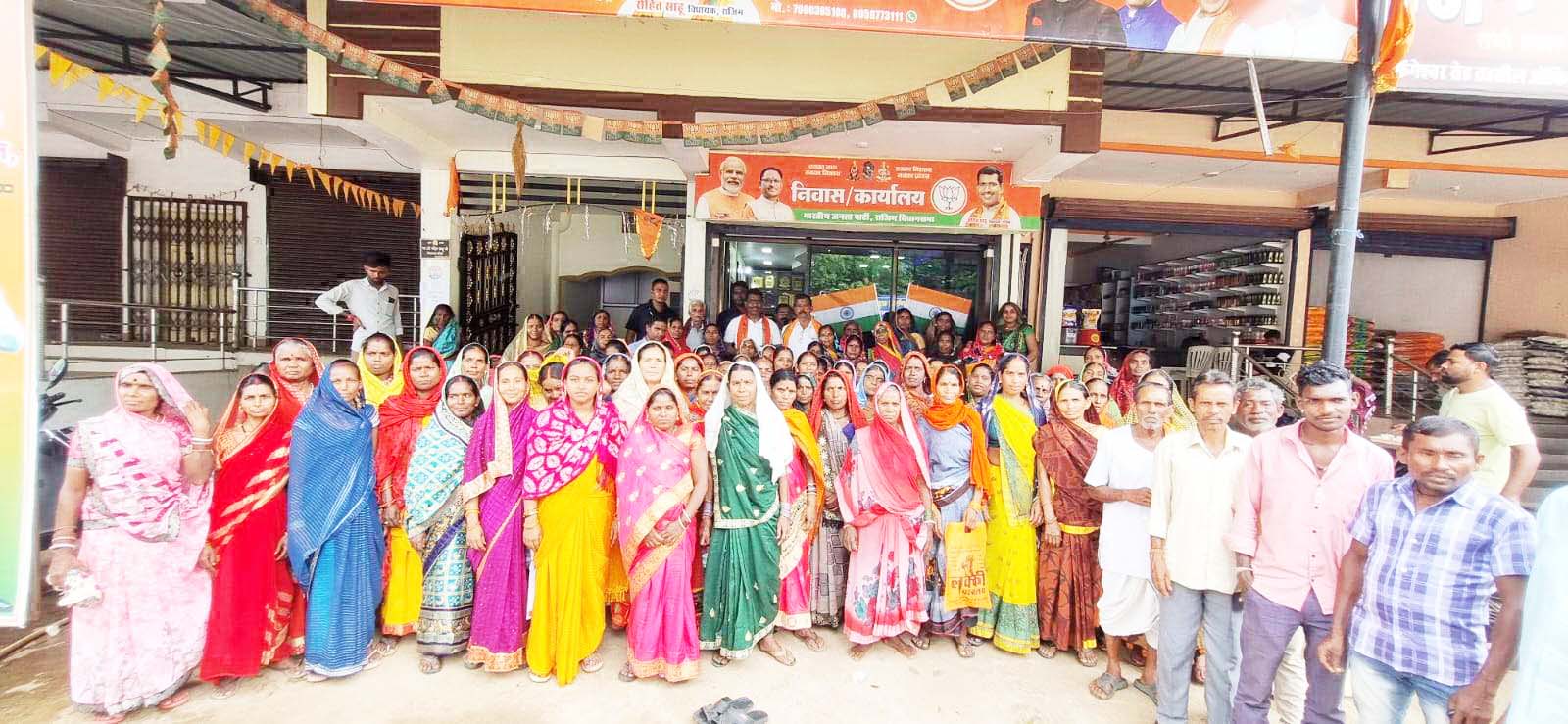 भू-स्वामी अधिकार की मांग को लेकर विधायक निवास पहुंचे सैकड़ों ग्रामीण भू-स्वामी अधिकार की मांग को लेकर विधायक निवास पहुंचे सैकड़ों ग्रामीण