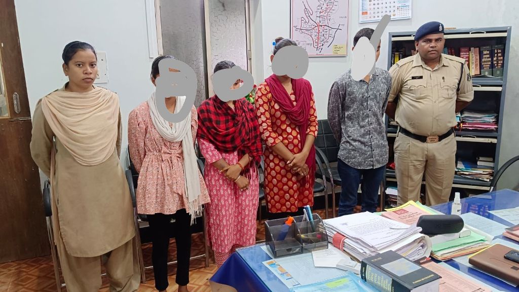 बीच सडक़ पर नशे में चाकूबाजी, बलवा, 3 युवतियों सहित 5 गिरफ्तार बीच सडक़ पर नशे में चाकूबाजी, बलवा, 3 युवतियों सहित 5 गिरफ्तार