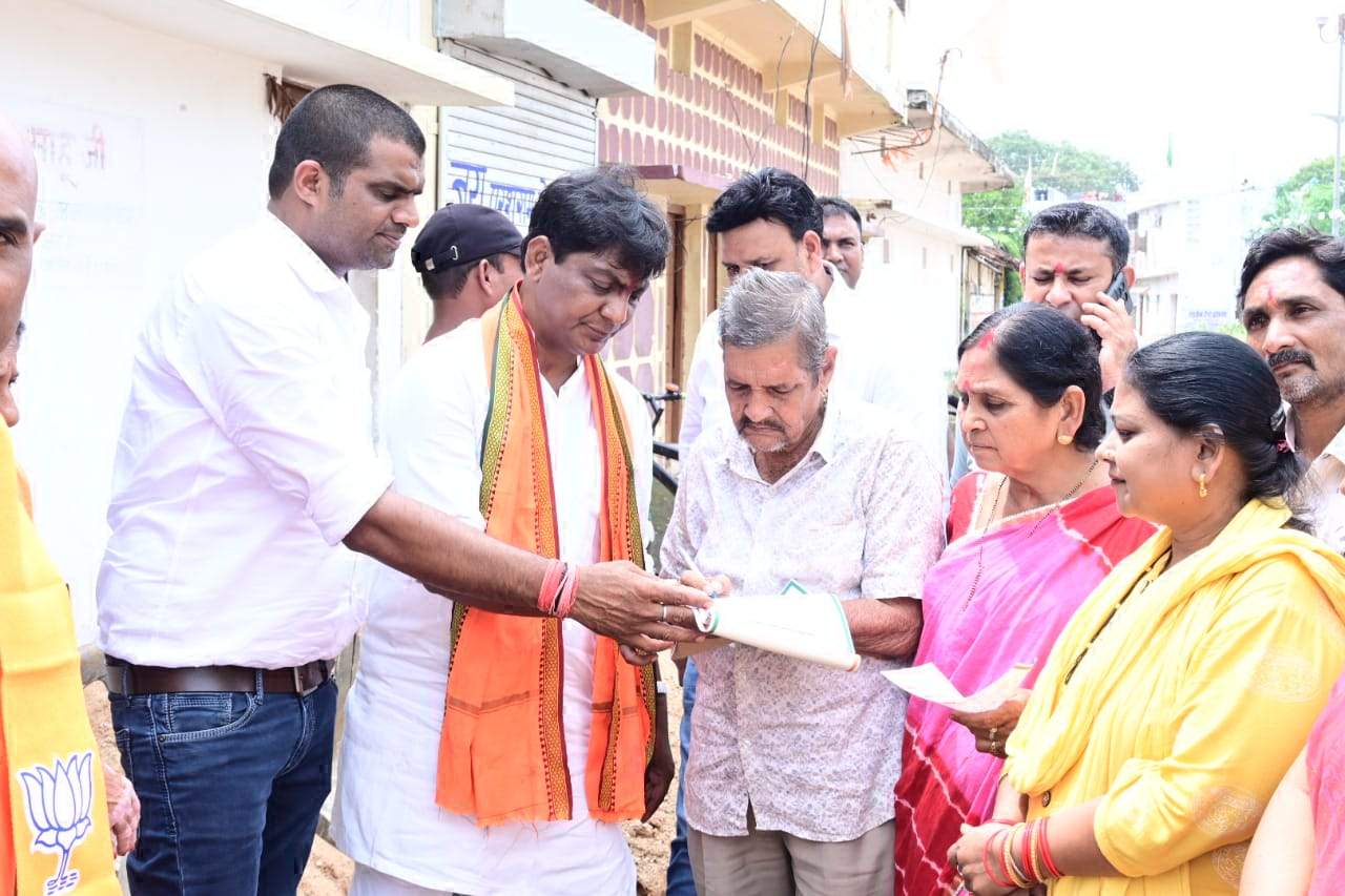 विधायक पहुंचे वार्डों में, भाजपा सदस्य बनाए विधायक पहुंचे वार्डों में, भाजपा सदस्य बनाए