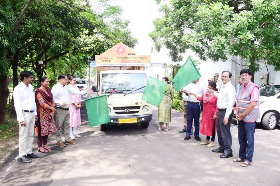 कलेक्टर ने प्रसार रथ  को दिखाई झंडी