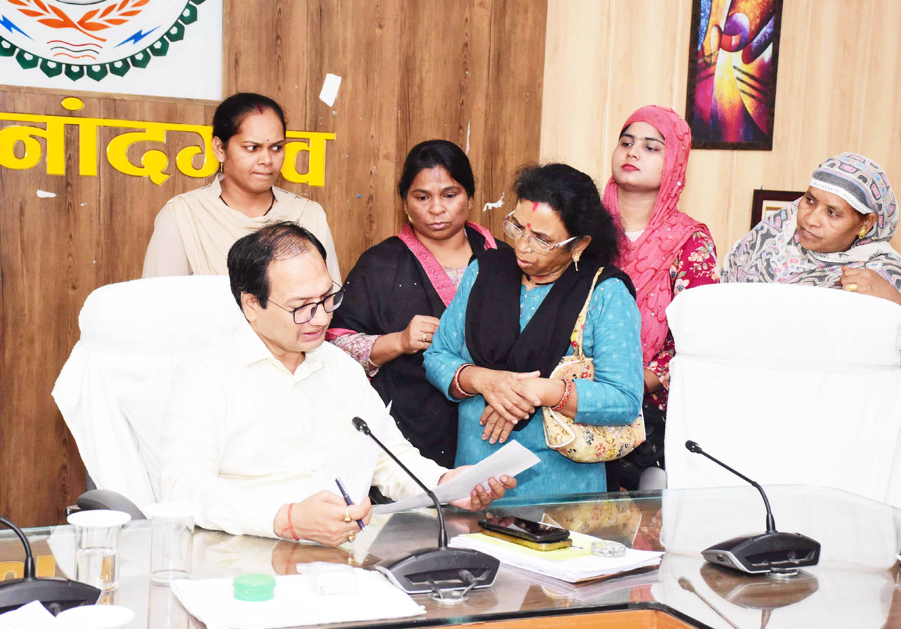 क्षतिपूर्ति व राशन कार्ड बनाने लगाई गुहार क्षतिपूर्ति व राशन कार्ड बनाने लगाई गुहार
