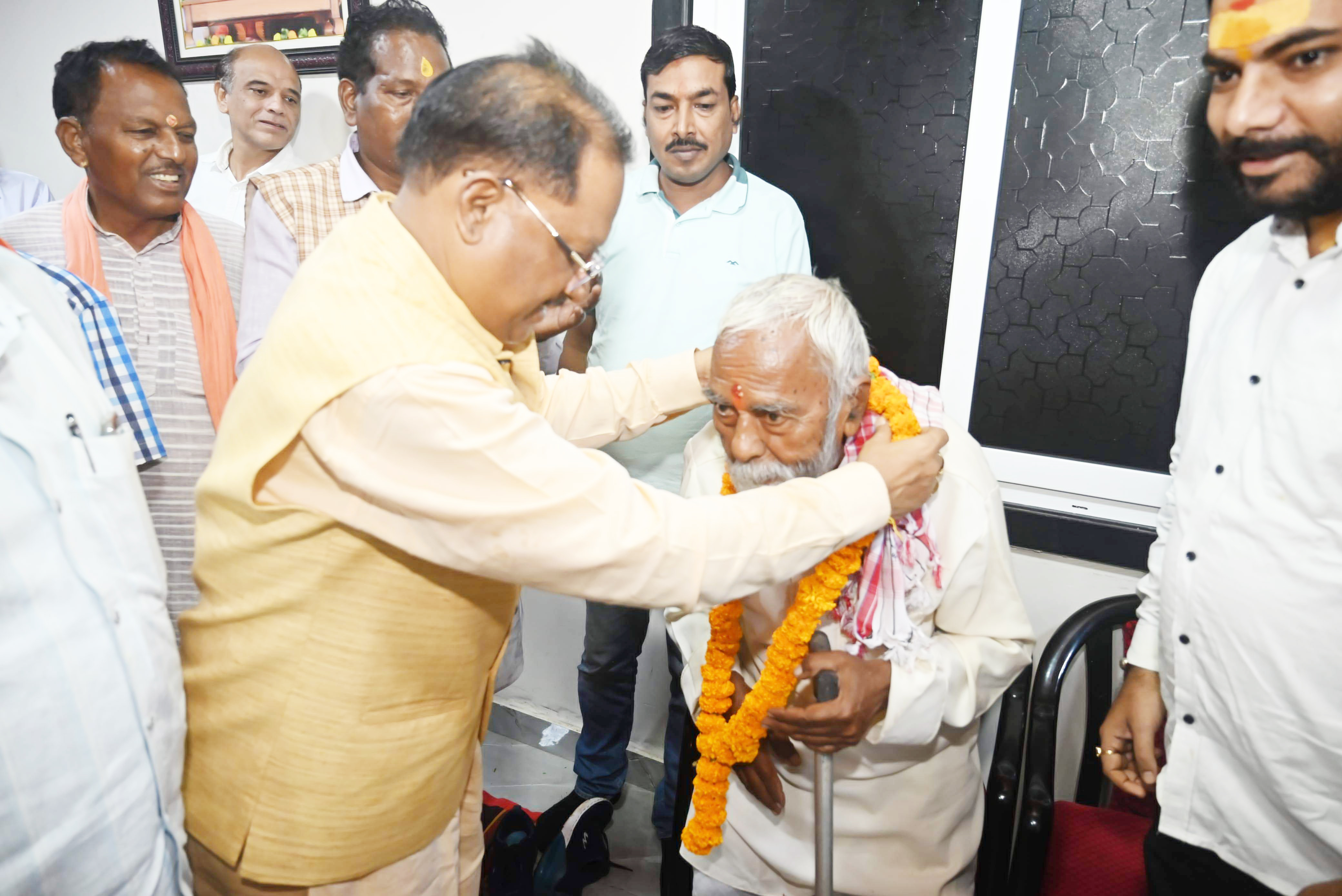 स्कूल शिक्षक से मिल सीएम हुए भाव विभोर, पैर छूकर लिया आशीर्वाद