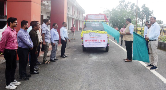 कलेक्टर ने स्वच्छता रथ को झंडी दिखा किया रवाना कलेक्टर ने स्वच्छता रथ को झंडी दिखा किया रवाना
