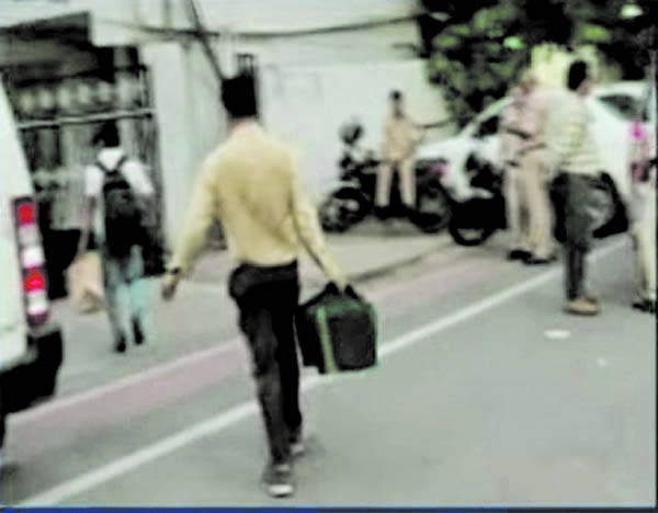 शराब घोटाला, नकली होलोग्राम के चार आरोपियों पर चालान पेश किया ईओडब्लू ने शराब घोटाला, नकली होलोग्राम के चार आरोपियों पर चालान पेश किया ईओडब्लू ने