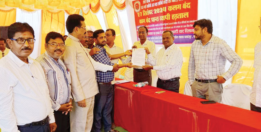 हड़ताल पर रहे कर्मचारी-अधिकारी हड़ताल पर रहे कर्मचारी-अधिकारी