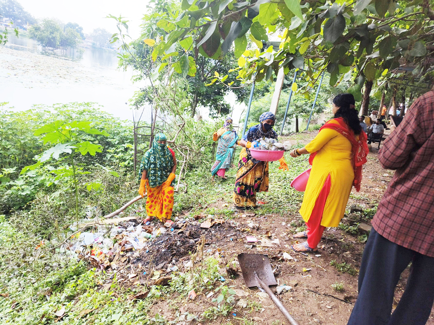 इंदिरा सरोवर किनारे चला स्वच्छता अभियान इंदिरा सरोवर किनारे चला स्वच्छता अभियान