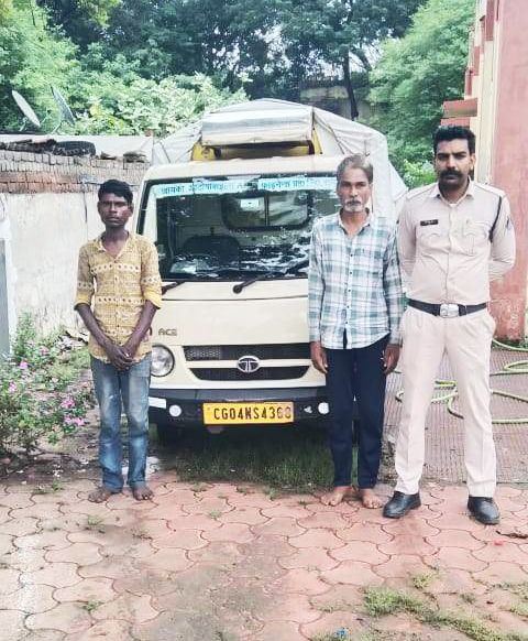 छोटा हाथी चोरी करने वाले 2 गिरफ्तार मॉल के पीछे छिपाकर रखा था छोटा हाथी चोरी करने वाले 2 गिरफ्तार मॉल के पीछे छिपाकर रखा था