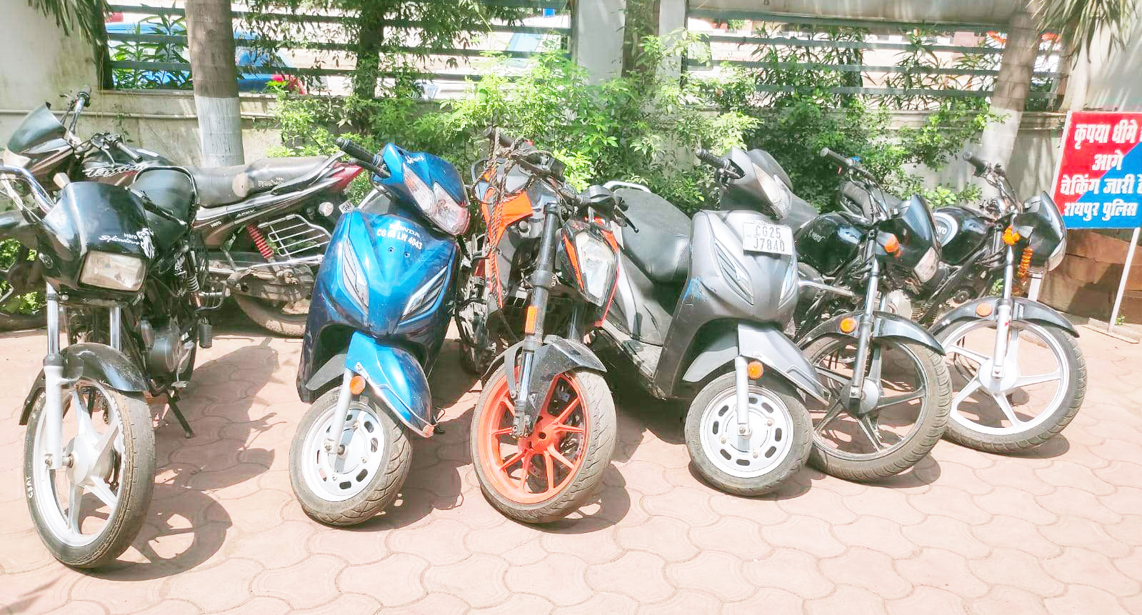 तीन नाबालिग चोरी के 6 बाइक के साथ गिरफ्तार तीन नाबालिग चोरी के 6 बाइक के साथ गिरफ्तार