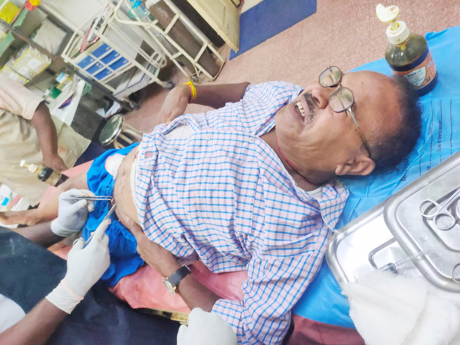 होटल संचालक पिता-पुत्र पर चाकू से हमला होटल संचालक पिता-पुत्र पर चाकू से हमला