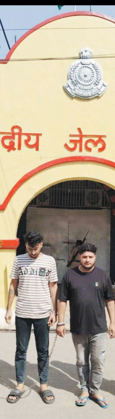 छत के रास्ते कपड़ा दुकान से साढ़े 3 लाख चुराने वाला नाबालिग, और रकम छीनने वाले दो युवक गिरफ्तार छत के रास्ते कपड़ा दुकान से साढ़े 3 लाख चुराने वाला नाबालिग, और रकम छीनने वाले दो युवक गिरफ्तार