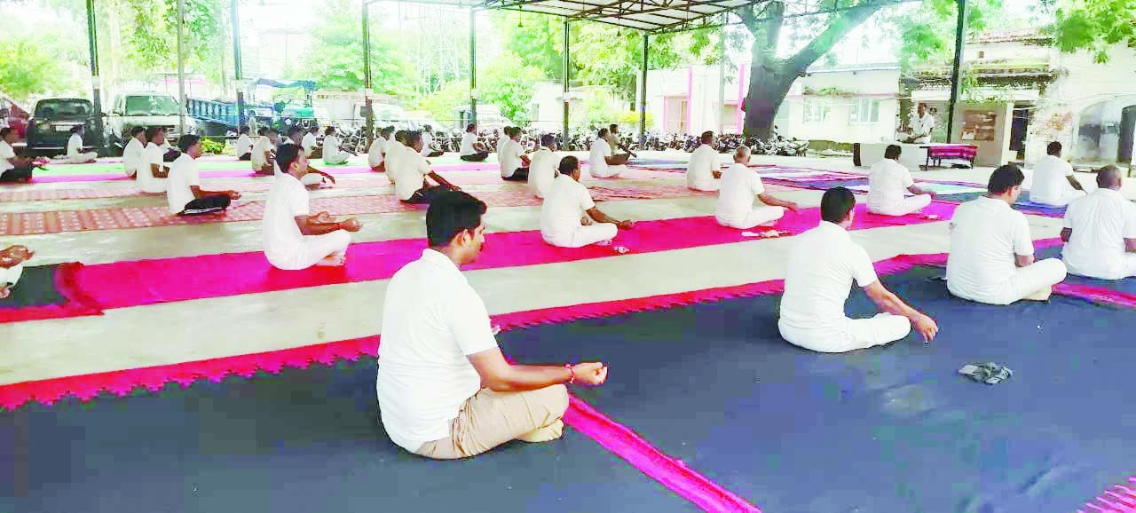 योग फिटनेस प्रशिक्षण शिविर में पुलिस  जवानों ने सीखी योग की बारीकियां 
