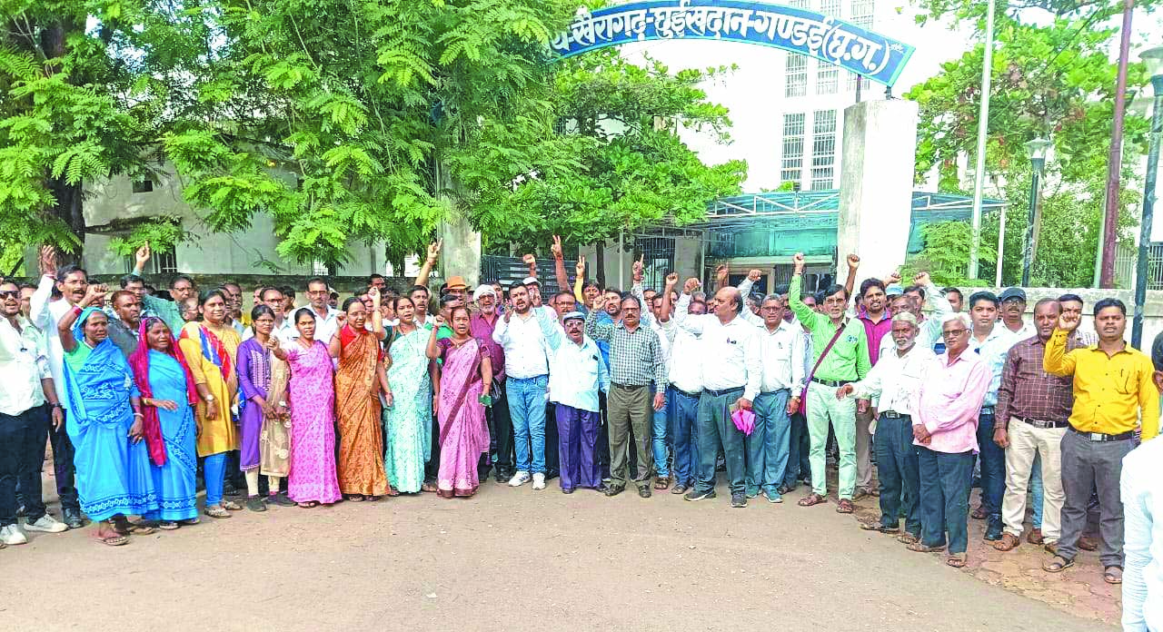 महंगाई भत्ता सहित चार सूत्रीय मांगों को लेकर अधिकारी कर्मचारी फेडरेशन ने की हड़ताल महंगाई भत्ता सहित चार सूत्रीय मांगों को लेकर अधिकारी कर्मचारी फेडरेशन ने की हड़ताल