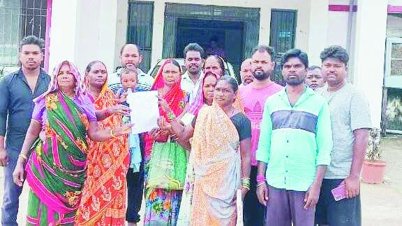 वन अधिकार पट्टा देने सरपंच-सचिव कर रहे परेशान वन अधिकार पट्टा देने सरपंच-सचिव कर रहे परेशान