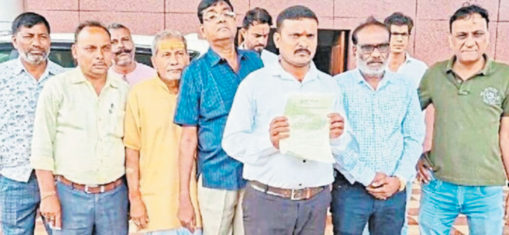  दुकानों को कम दर पर चहेतों को बेचने का आरोप