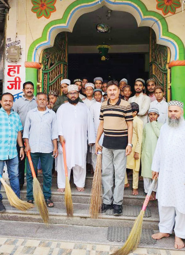 जामा मस्जिद में सफाई अभियान चलाया