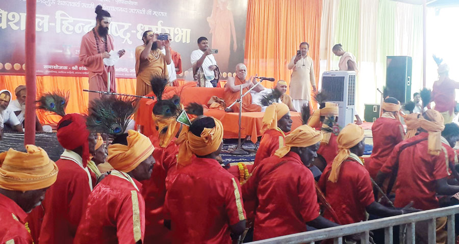 राजनेता चतुर होते हैं वह फूट डालकर राज करते हैं- निश्चलानंद सरस्वती महराज