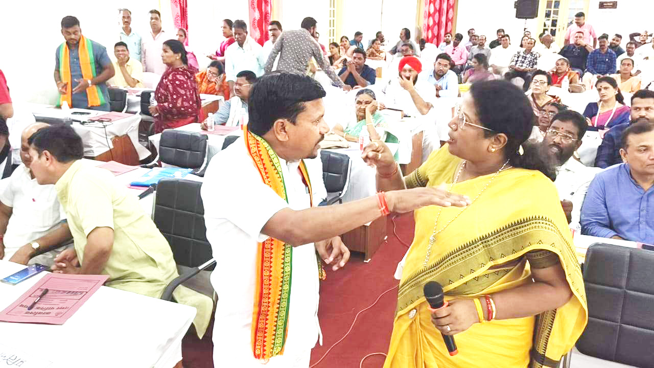 डामरीकरण में भ्रष्टाचार पर विपक्ष ने दिखाए तेवर डामरीकरण में भ्रष्टाचार पर विपक्ष ने दिखाए तेवर
