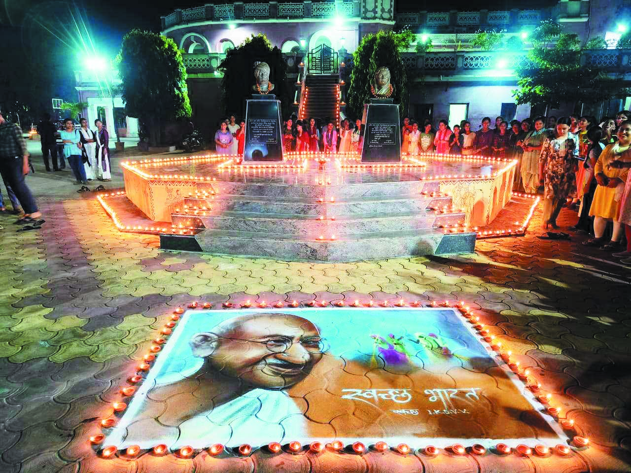 स्वच्छता के लिये जागरूक जिलेवासियों ने जलाया स्वच्छता दीप स्वच्छता के लिये जागरूक जिलेवासियों ने जलाया स्वच्छता दीप
