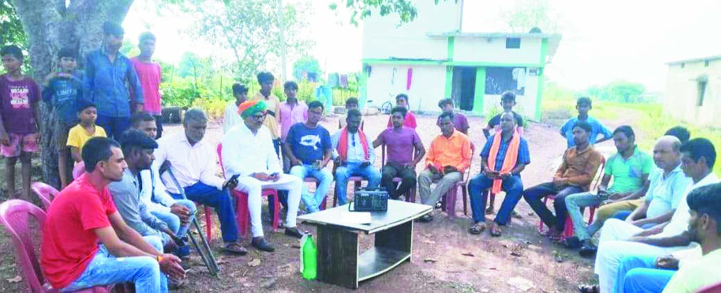 मन की बात सुनने, सौरभ ने लगाई बरगद के नीचे चौपाल मन की बात सुनने, सौरभ ने लगाई बरगद के नीचे चौपाल