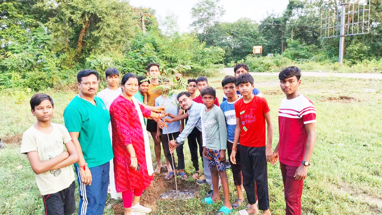 बालक छात्रावास में पौधरोपण बालक छात्रावास में पौधरोपण