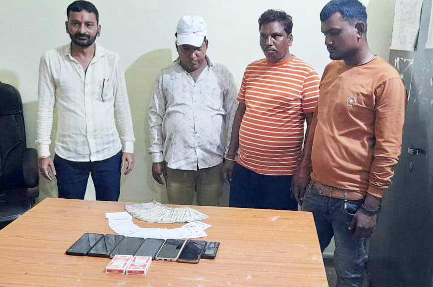 सार्वजनिक स्थान में जुआ खेलते 4 पकड़ाए सार्वजनिक स्थान में जुआ खेलते 4 पकड़ाए