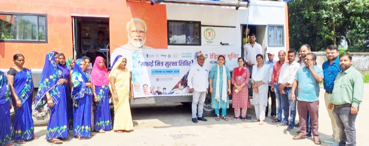 सफाई मित्र सुरक्षा शिविर में स्वच्छता दीदीयों का स्वास्थ्य परीक्षण 