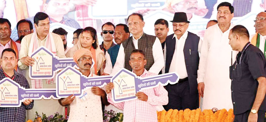 साय ने हितग्राहियों को सौंपी प्रधानमंत्री आवास की चाबी साय ने हितग्राहियों को सौंपी प्रधानमंत्री आवास की चाबी