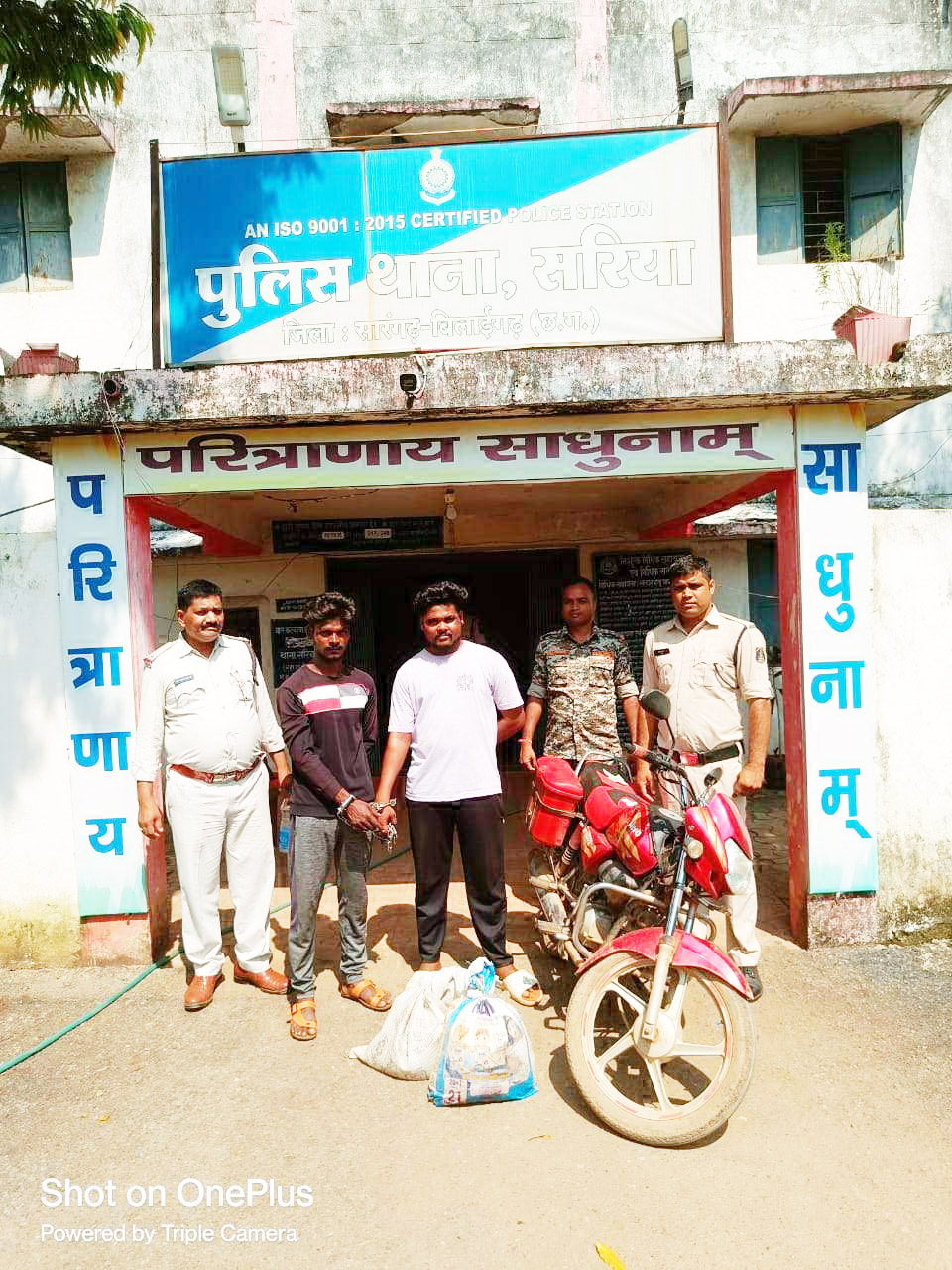 महुआ शराब संग 2 अंतरराज्यीय तस्कर गिरफ्तार महुआ शराब संग 2 अंतरराज्यीय तस्कर गिरफ्तार