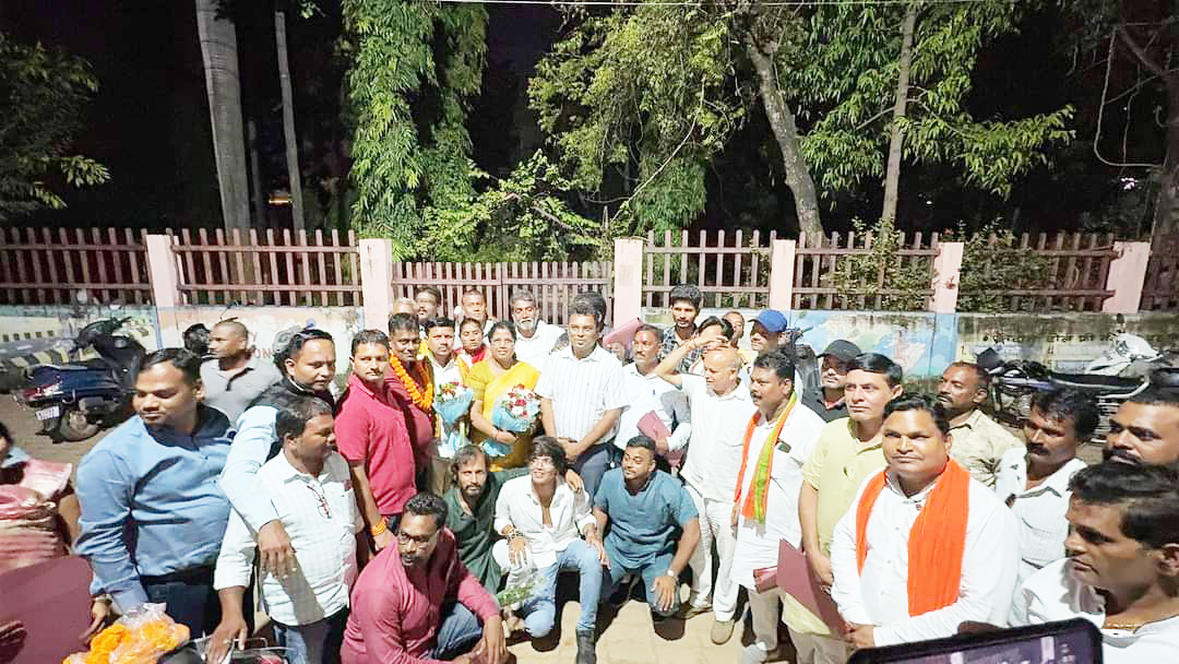 मानव मंदिर चौक का नाम महाकाल करने पर धार्मिक संगठनों ने दी महापौर को बधाई मानव मंदिर चौक का नाम महाकाल करने पर धार्मिक संगठनों ने दी महापौर को बधाई