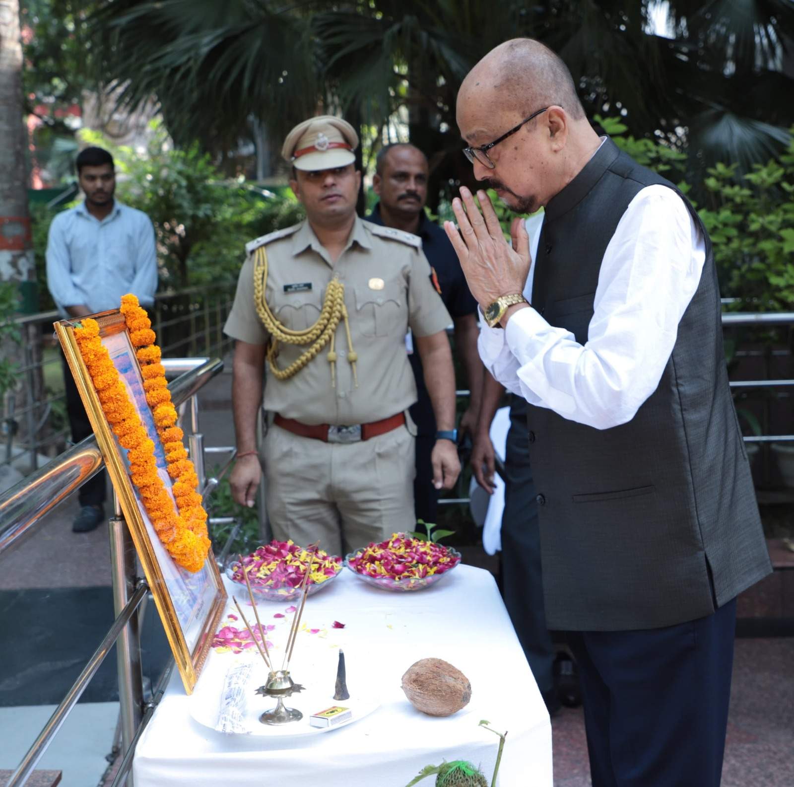 राष्ट्रपिता और शास्त्री जी को किया नमन