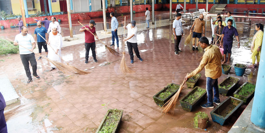 कलेक्टोरेट परिसर की सफाई में जुटे अधिकारी-कर्मचारी, किया श्रमदान