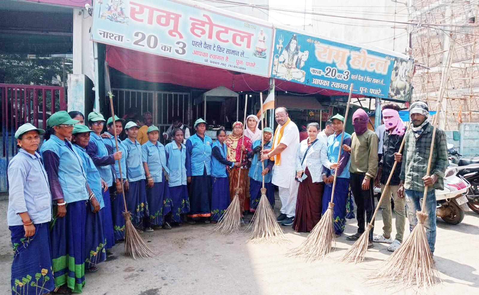 पार्षद चंपू ने हाथ में झाडू लेकर चलाया सफाई अभियान पार्षद चंपू ने हाथ में झाडू लेकर चलाया सफाई अभियान