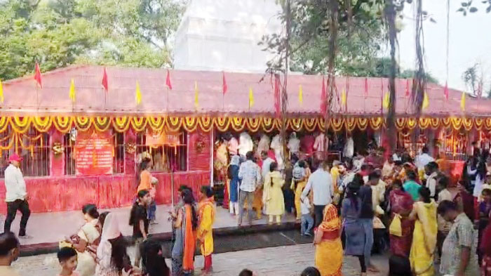 देवी मंदिरों में प्रज्वलित हुए आस्था के दीप, शारदीय नवरात्र पर भक्तों की उमड़ी भीड़ देवी मंदिरों में प्रज्वलित हुए आस्था के दीप, शारदीय नवरात्र पर भक्तों की उमड़ी भीड़