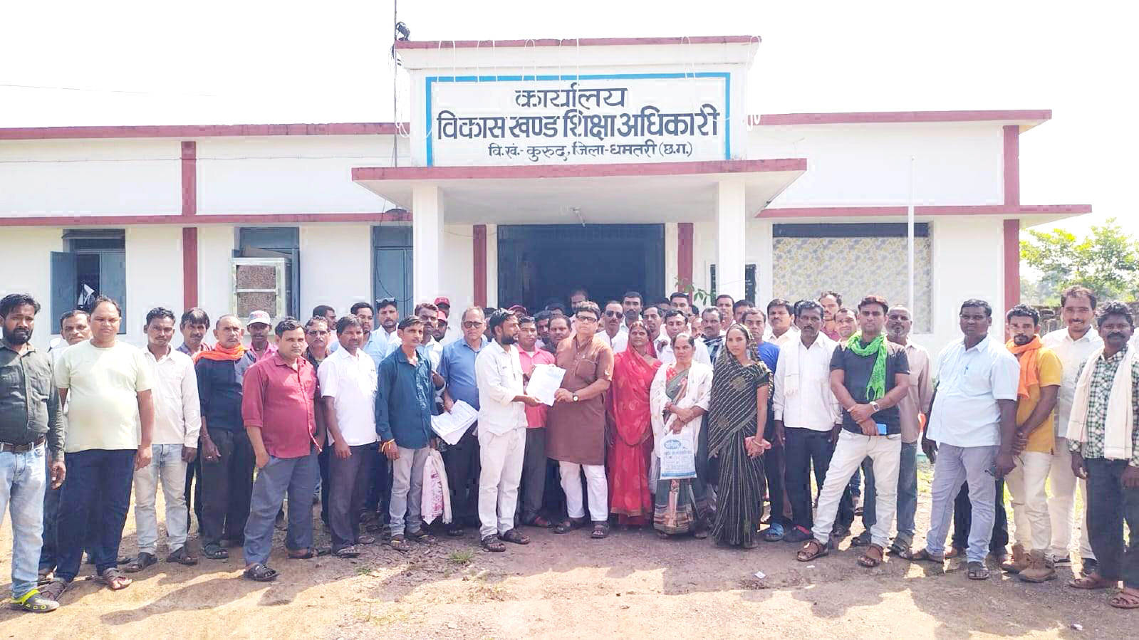 मांगे मनवाने सफाईकर्मी पहुंचे बीईओ दफ्तर मांगे मनवाने सफाईकर्मी पहुंचे बीईओ दफ्तर