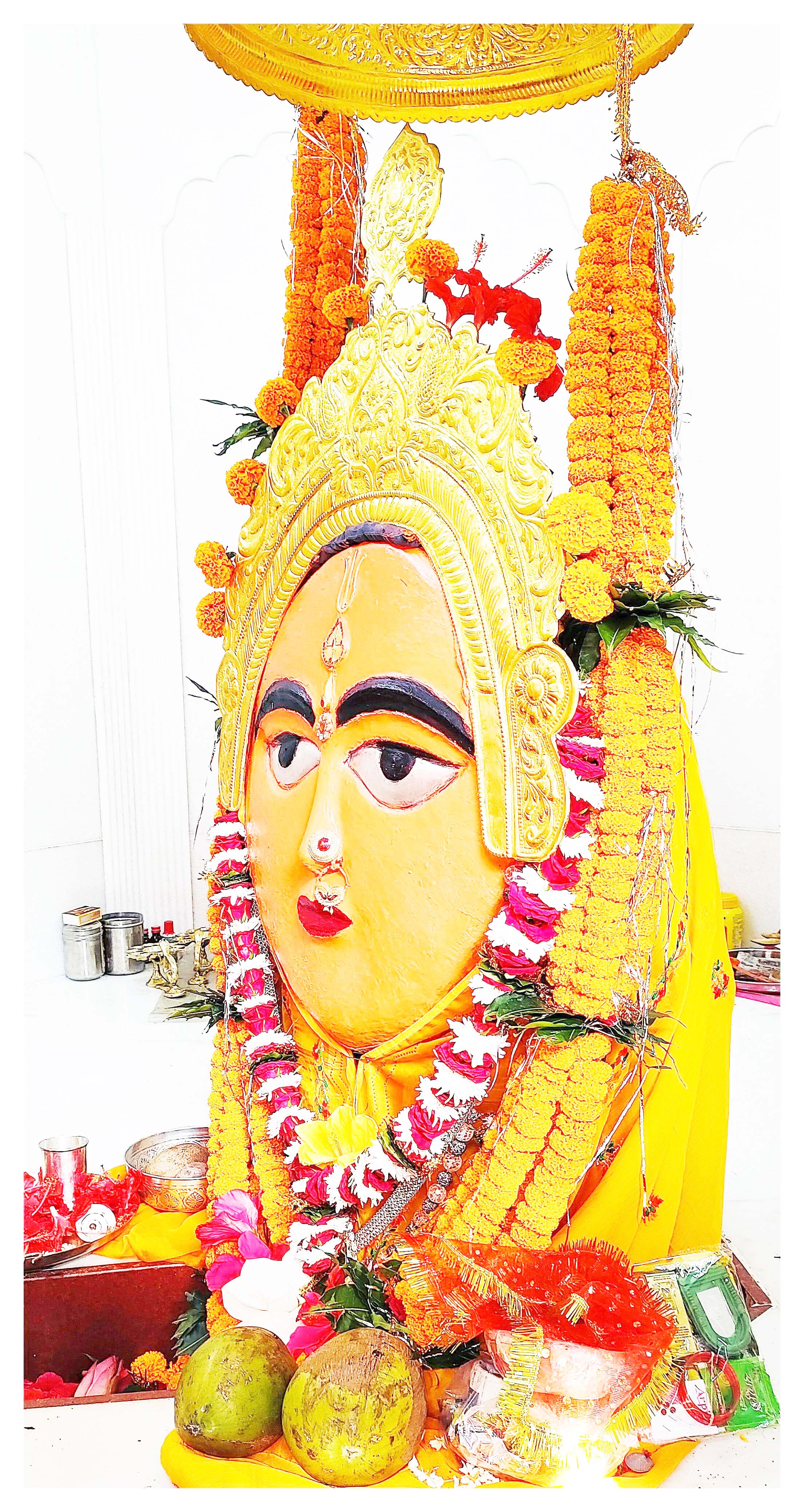 मां विंध्यवासिनी का 340 ग्राम सोने के मुकुट, छत्र से शृंगार मां विंध्यवासिनी का 340 ग्राम सोने के मुकुट, छत्र से शृंगार