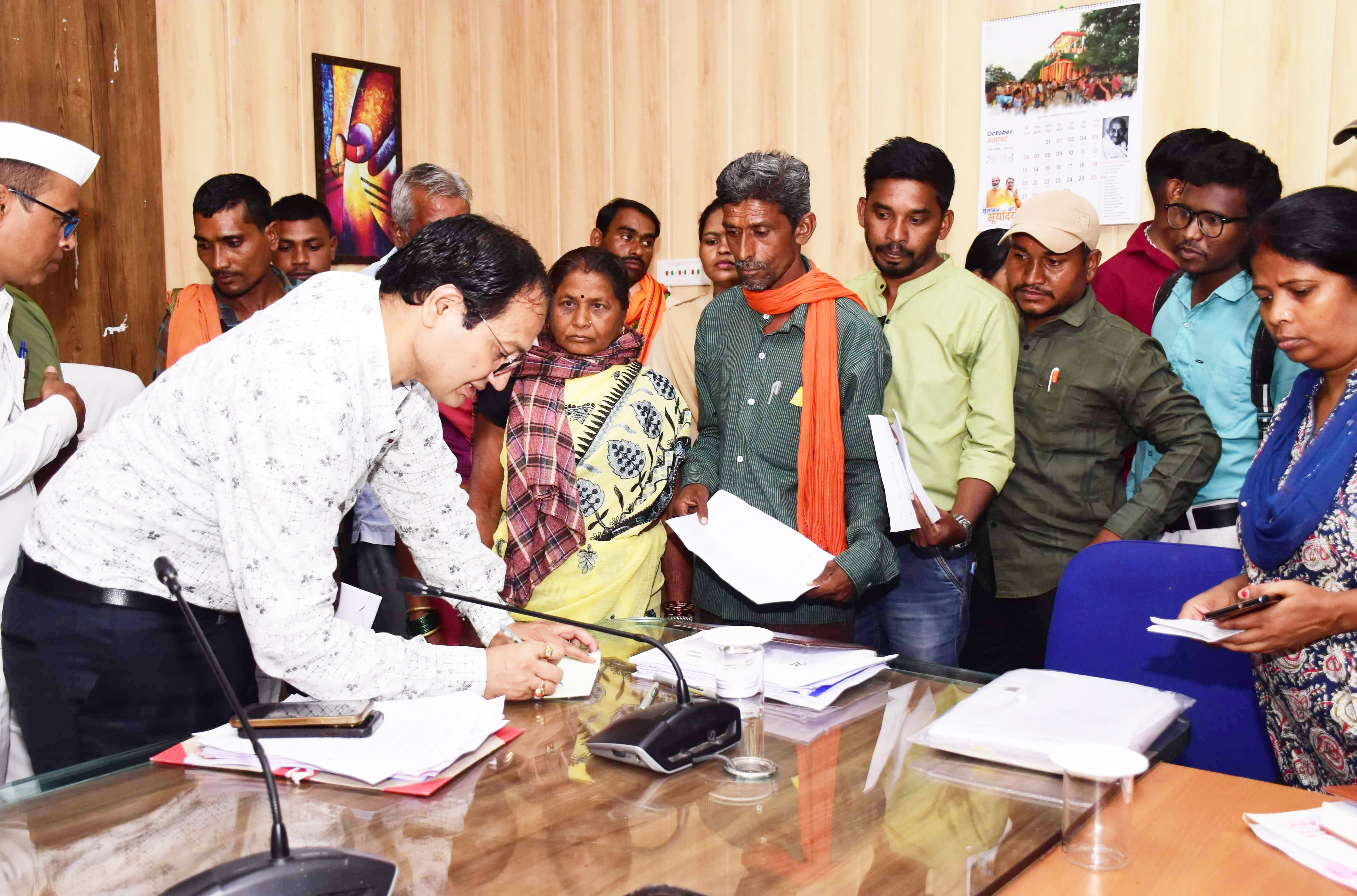 लोगों ने राशन कार्ड, अतिक्रमण व आर्थिक सहायता के लिए लगाई गुहार लोगों ने राशन कार्ड, अतिक्रमण व आर्थिक सहायता के लिए लगाई गुहार