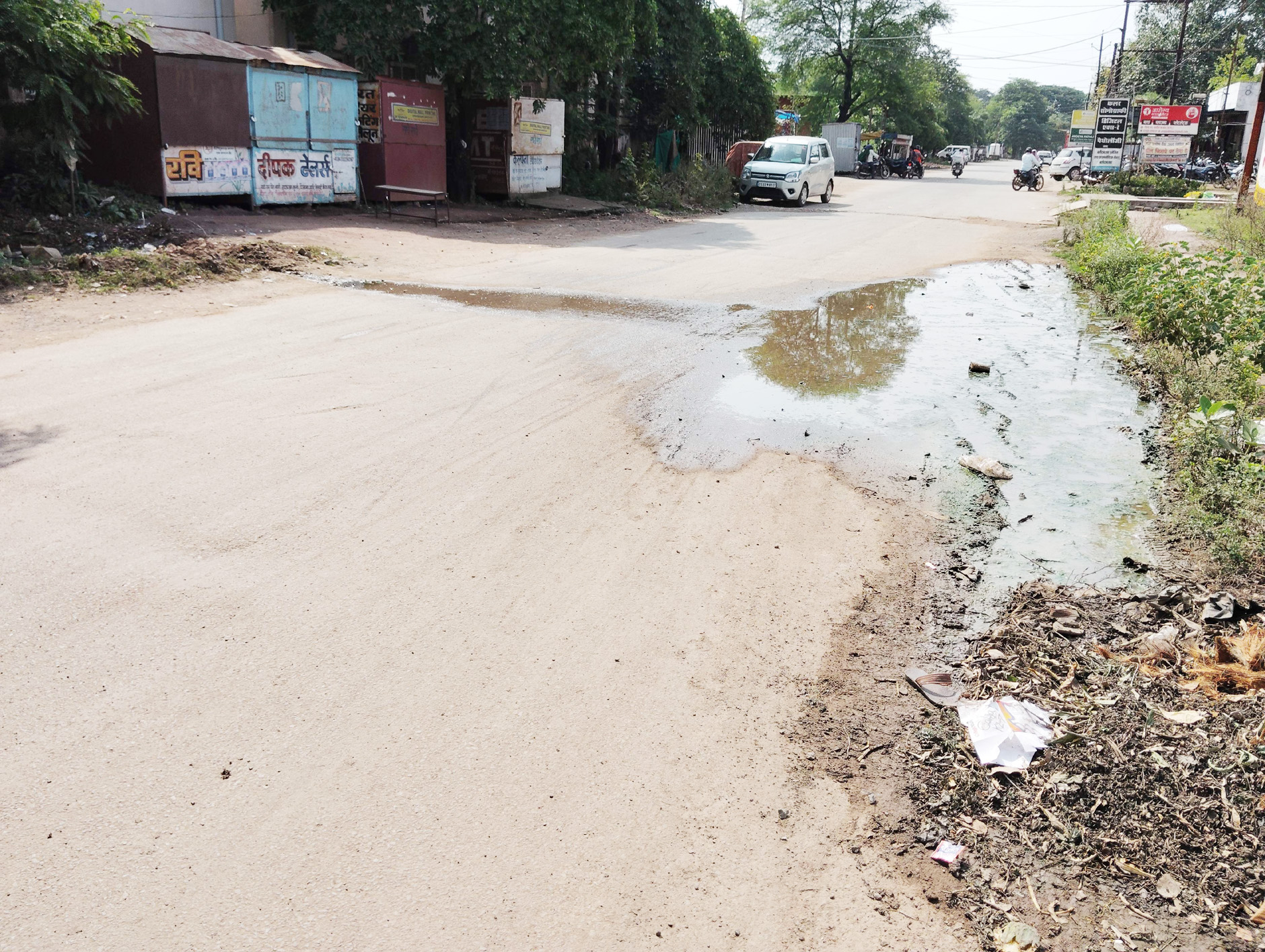 गौरव पथ पर हो रही गंदे पानी की निकासी गौरव पथ पर हो रही गंदे पानी की निकासी