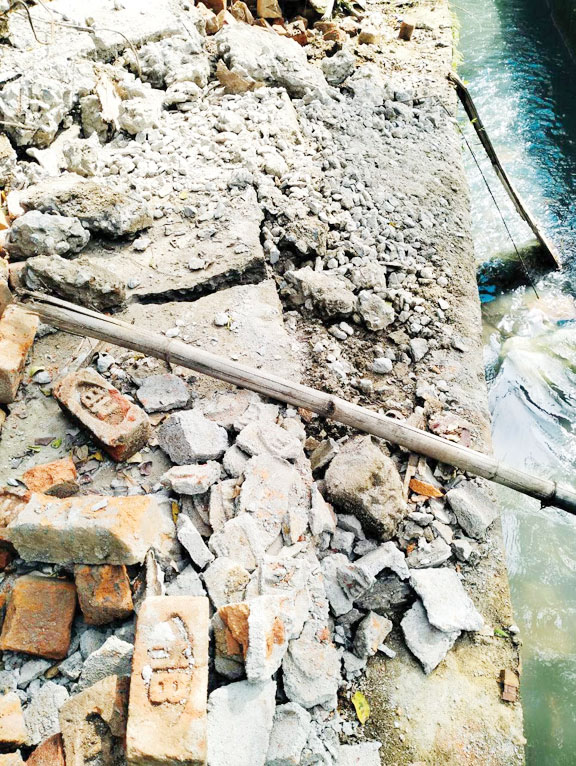 नाला पर बने स्लैब को निगम की उडऩदस्ता टीम ने तोड़ा, रोष नाला पर बने स्लैब को निगम की उडऩदस्ता टीम ने तोड़ा, रोष