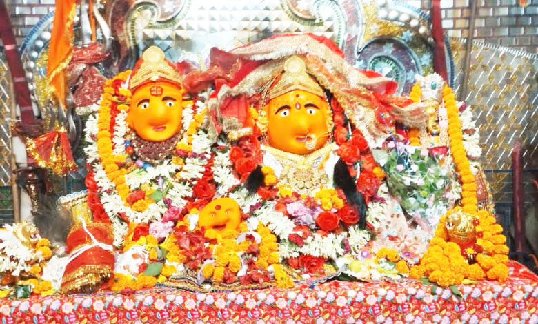 माँ बंजारी धाम में कलेक्टर- एसपी ने की पूजा-अर्चना माँ बंजारी धाम में कलेक्टर- एसपी ने की पूजा-अर्चना