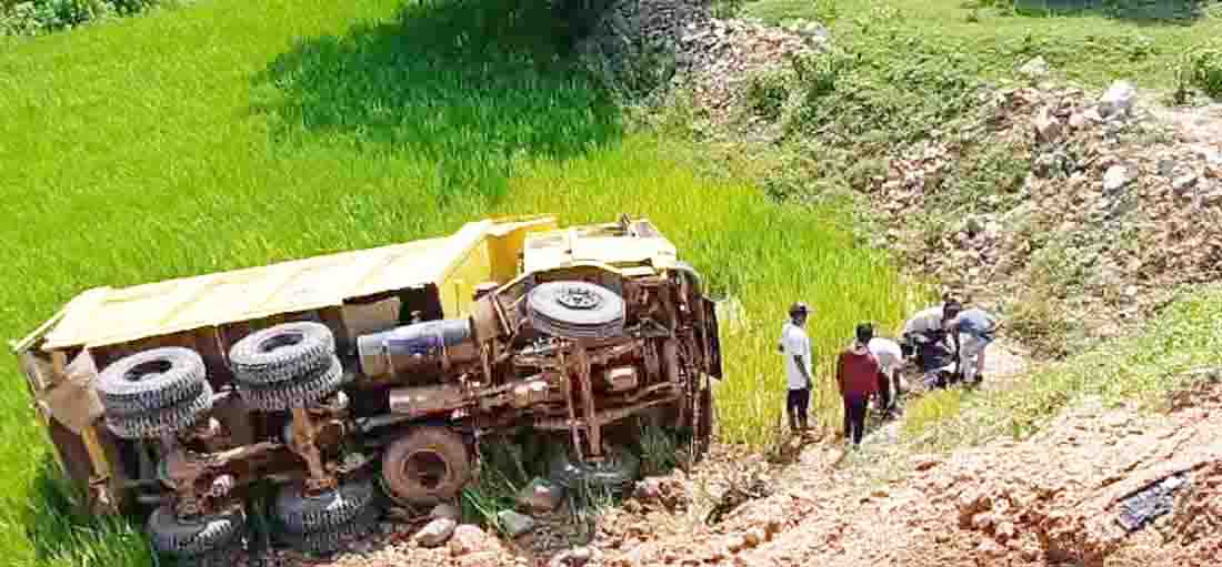 खेत में डंपर पलटी, चालक की मौत खेत में डंपर पलटी, चालक की मौत