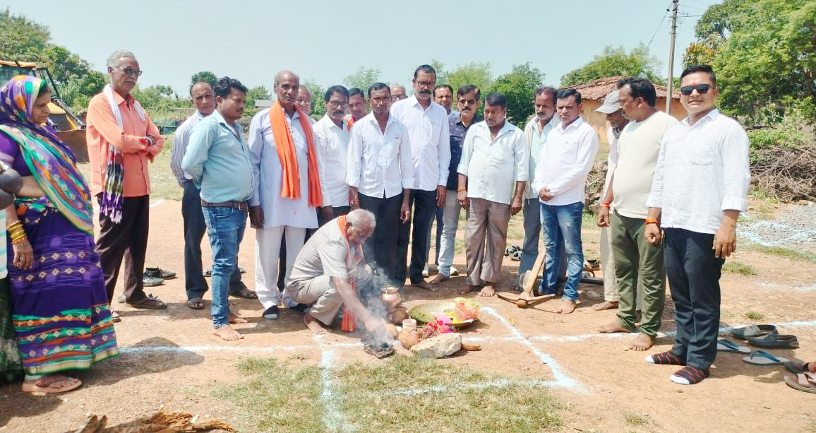 विधायक निधि से बनने वाले सामुदायिक भवन का भूमिपूजन विधायक निधि से बनने वाले सामुदायिक भवन का भूमिपूजन