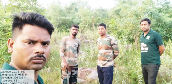 हाथी खेतों में घूम रहा, गांवों में अलर्ट हाथी खेतों में घूम रहा, गांवों में अलर्ट
