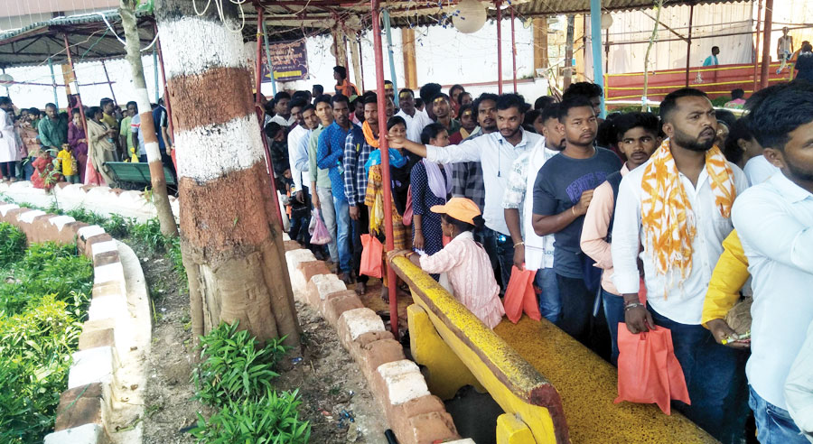 दंतेश्वरी मंदिर में भक्तों का तांता